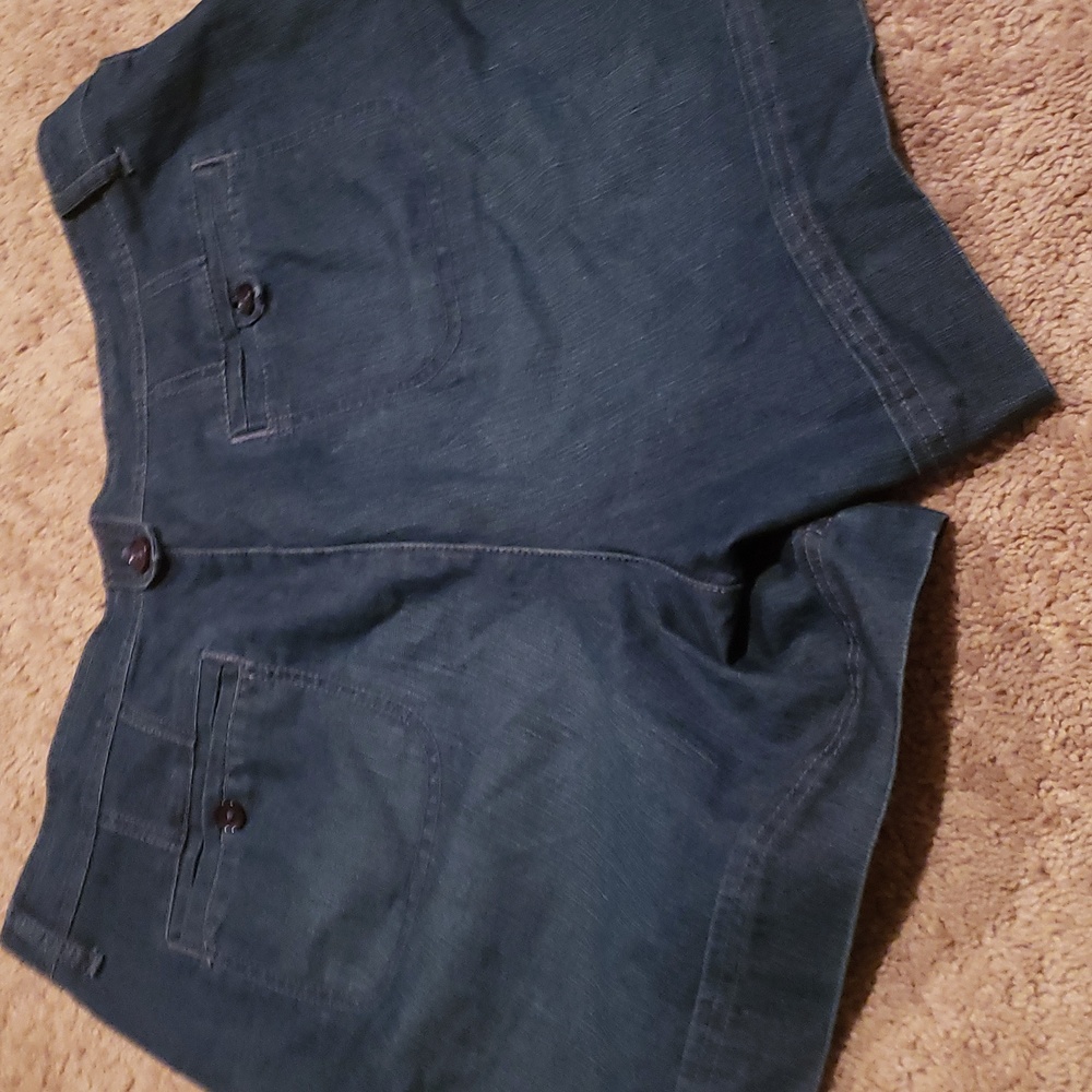 Shorts - Picture 2 of 3